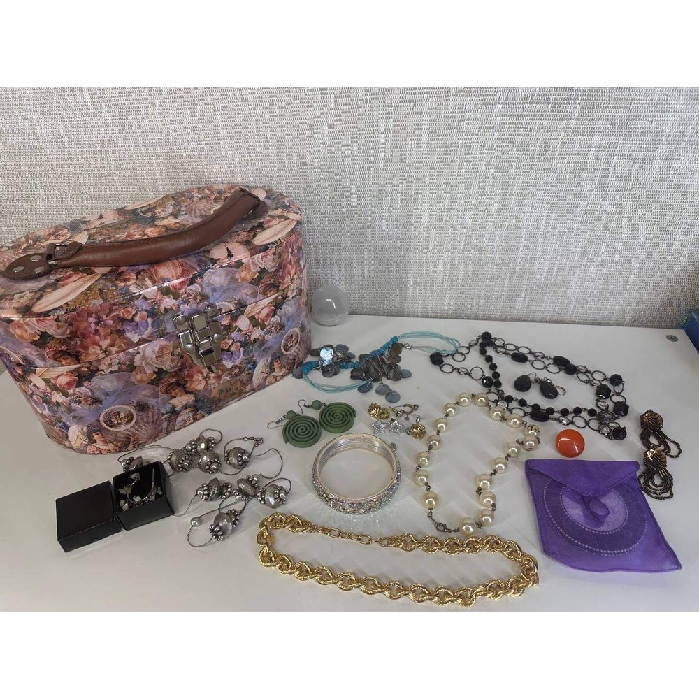 Vintage‎ Floral Jewelry Chest with Costume Jewelry Lot - 057(79)